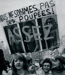 Manifestation de mouvements féministes contre les manequins vivants dans les vitrines d’un grand magasin parisien. Photo DR.