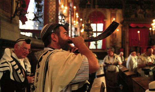 Homme sonnant le shofar dans la synagogue de Venise. Photo D.R.