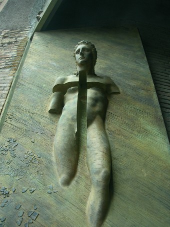 Igor Mitoraj, La porte des anges : l’Homme crucifié, 2001, portes de bronze de la basilique Sta Maria degli angeli, Rome